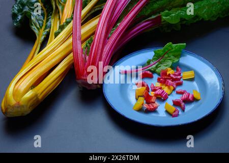 Bietola svizzera, steli tritati su piatto, Beta vulgaris Foto Stock