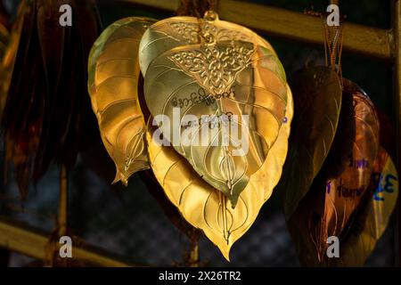 Targhe d'oro incise da campane desideranti o campane, Golden Mount, Bangkok, Thailandia Foto Stock