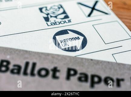 Completare un documento di voto postale per le elezioni del Mayoral di Londra e dei membri dell'assemblea. Foto Stock