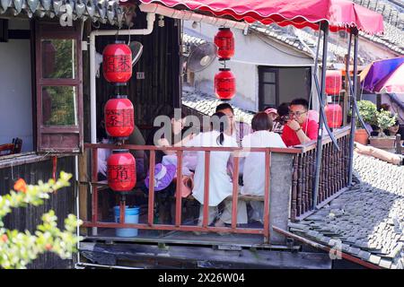 Escursione al villaggio acquatico di Zhujiajiao, Shanghai, Cina, Asia, barca di legno sul canale con vista dell'architettura storica, gente che mangia all'aperto Foto Stock