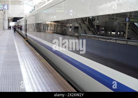 Treni espressi, CRH al binario, stazione di Hongqiao, Shanghai, Cina, Asia, treno moderno in una piattaforma della stazione sotto un baldacchino, Yichang, Hubei Foto Stock