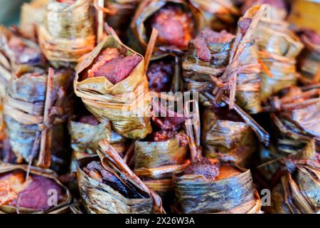 Escursione al villaggio acquatico di Zhujiajiao, Shanghai, Cina, Asia, dolci tradizionali arrotolati avvolti in foglie di cannella Foto Stock