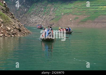 Barche speciali per le braccia laterali dello Yangtze, per i turisti delle navi da crociera sul fiume, Yichang, Cina, Asia, i passeggeri in una barca godono di un Foto Stock