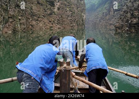 Barche speciali per le braccia laterali dello Yangtze, per i turisti delle navi da crociera fluviali, Yichang, Cina, Asia, i lavoratori mostrano il lavoro di squadra manovrando un legno Foto Stock