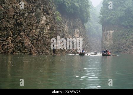 Barche speciali per le braccia laterali dello Yangtze, per i turisti delle navi da crociera fluviali, Yichang, Cina, Asia, diverse barche scivolano su una nebbia Foto Stock