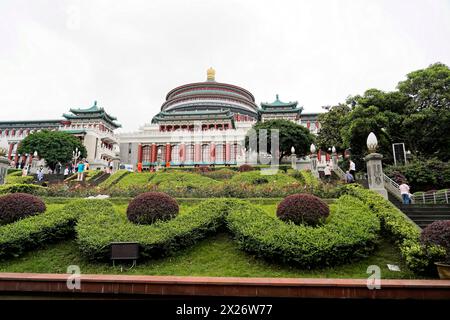 Il municipio di Chongqing, Chongqing, la provincia di Chongqing, in Cina, Offre una vista panoramica di un edificio tradizionale con cespugli verdi in primo piano, Chongqing Foto Stock