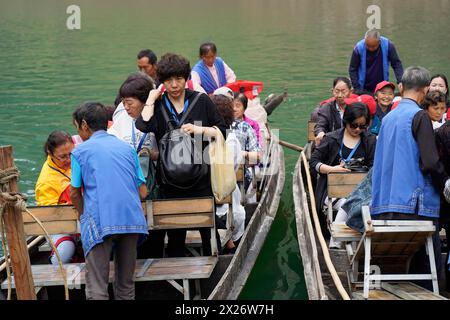 Barche speciali per le braccia laterali dello Yangtze, per i turisti delle navi da crociera fluviali, Yichang, Cina, Asia, persone a bordo di una barca mentre altri socializzano Foto Stock