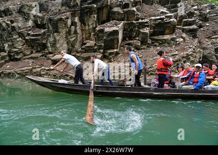 Barche speciali per le braccia laterali dello Yangtze, per i turisti delle navi da crociera fluviali, Yichang, Cina, Asia, canottieri che lavorano sulle rive del Foto Stock