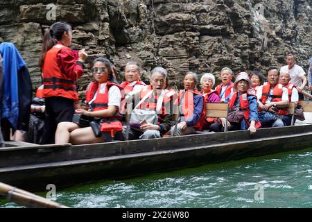 Barche speciali per le braccia laterali dello Yangtze, per i turisti delle navi da crociera sul fiume, Yichang, Cina, Asia, persone in giubbotti di salvataggio arancioni Foto Stock