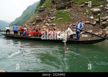 Barche speciali per le braccia laterali dello Yangtze, per i turisti delle navi da crociera sul fiume, Yichang, Cina, Asia, passeggeri in blu e rosso Foto Stock