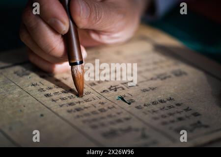 (240420) -- CHANGCHUN, 20 aprile 2024 (Xinhua) -- Zhang Qi, un restauratore di libri antichi nella biblioteca dell'Università di Jilin, muta le pagine di un libro antico nella biblioteca dell'Università di Jilin a Changchun, nella provincia di Jilin, nella Cina nord-orientale, 19 aprile 2024. La Jilin University vanta una collezione di quasi 400.000 libri antichi nella sua biblioteca. Secondo Zhang Qi, un restauratore di libri antichi nella biblioteca dell'Università di Jilin, la scuola ha eseguito i lavori di restauro di libri antichi fin dagli anni '1950, che non è mai stato interrotto per decenni. Generazioni di restauri di libri antichi Foto Stock