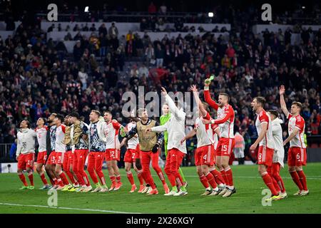 Tifo finale, i giocatori del Bayern Monaco celebrano la vittoria davanti ai tifosi della curva Sud, Allianz Arena, Monaco, Baviera, Germania Foto Stock