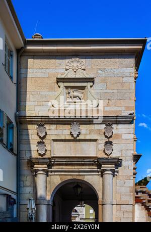 Vicolo della città vecchia con leone veneziano all'ingresso, città portuale di Pirano sulla costa adriatica con fascino veneziano, Slovenia, Pirano, Slovenia Foto Stock