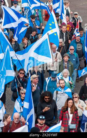 Glasgow, Scozia, Regno Unito. 20 aprile 2024. I sostenitori dell'indipendenza scozzese marciano dal Kelvingrove Park attraverso il centro della città per un raduno a George Square. L'evento è stato organizzato dal gruppo Believe in Scotland. Crediti: SKULLY/Alamy Live News Foto Stock