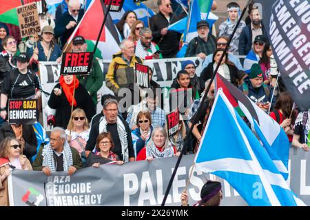 Glasgow, Scozia, Regno Unito. 20 aprile 2024. I sostenitori dell'indipendenza scozzese marciano dal Kelvingrove Park attraverso il centro della città per un raduno a George Square. L'evento è stato organizzato dal gruppo Believe in Scotland. Crediti: SKULLY/Alamy Live News Foto Stock