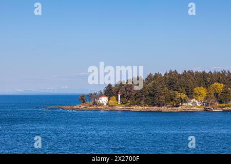 Faro Active Pass sulla costa settentrionale dell'isola Mayne nella Columbia Britannica in Canada Foto Stock