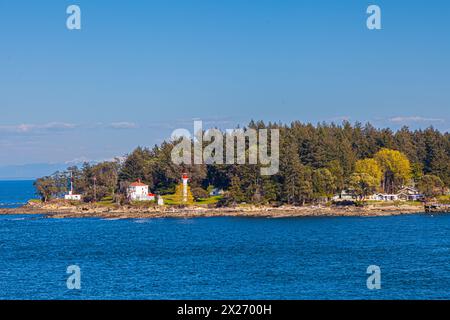 Faro Active Pass sulla costa settentrionale dell'isola Mayne nella Columbia Britannica in Canada Foto Stock