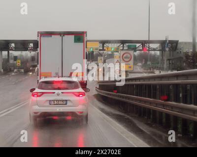 Milano, Italia - 26 aprile 2023 in avvicinamento ad un casello autostradale con navigatore in primo piano, autostrada A1 Foto Stock