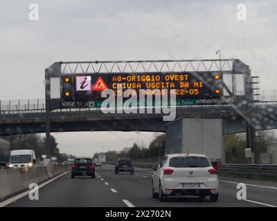 Milano, Italia - 26 aprile 2023 in circolazione su autostrada in condizioni di nuvolosità, autostrada A1 A8 nei pressi di Milano, Italia Foto Stock