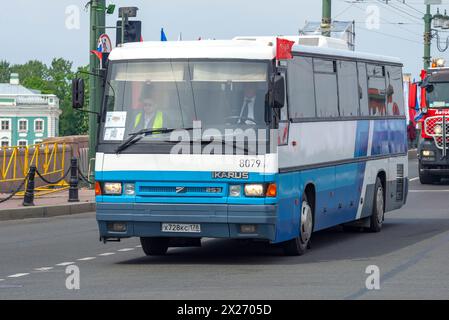 SAN PIETROBURGO, RUSSIA - 25 MAGGIO 2019: Raro modello dell'autobus turistico Ikarus-253,52 sulla parata dei trasporti retrò Foto Stock