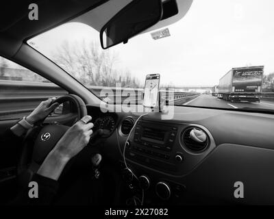 Milano, Italia - 26 aprile 2023 Vista dall'interno di un'auto con configurazione di navigazione smartphone alla guida Foto Stock