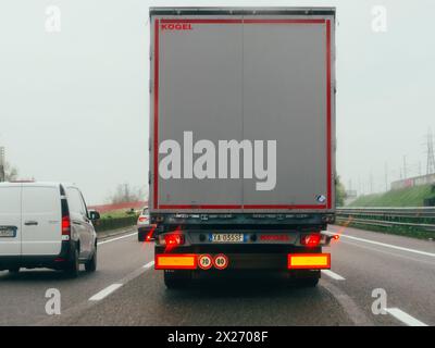 Milano, Italia - 26 aprile 2023 su strada in condizioni di nuvolosità, autostrada A1 A8 nei pressi di Milano, Italia Foto Stock