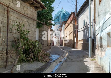 SAMARCANDA, UZBEKISTAN - 14 SETTEMBRE 2022: Su una strada della città vecchia in un giorno di settembre soleggiato Foto Stock