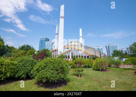 ARGUN, RUSSIA - 14 GIUGNO 2023: Moschea "Mother's Heart" (moschea dal nome di Aimani Kadyrova) in un paesaggio estivo in una giornata di sole Foto Stock