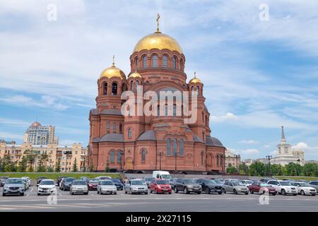 VOLGOGRAD, RUSSIA - 15 GIUGNO 2023: Veduta della cattedrale Alexander Nevsky in un giorno di giugno di sole Foto Stock