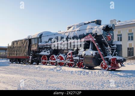 RYBINSK, RUSSIA - 3 GENNAIO 2024: Monumento coperto di neve sulla piazza della stazione di Rybinsk in una mattina ghiacciata di gennaio Foto Stock