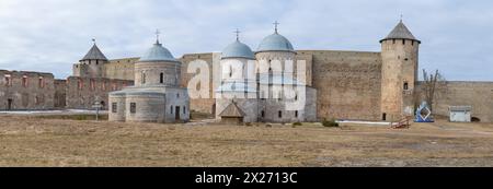 IVANGOROD, RUSSIA - 10 MARZO 2024: Panorama del territorio dell'antica fortezza di Ivangorod in un nuvoloso giorno di marzo. Regione di Leningrado Foto Stock