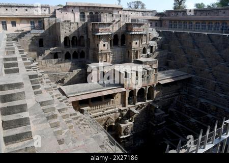 Abhaneri, Rajasthan, Stati Uniti. 14 marzo 2024. Il Chand Baori si trova nel villaggio di Abhaneri, nello stato del Rajasthan, in India. 15 marzo 2024. Uno dei più grandi pozzi di gradini del mondo, fu costruito nel IX secolo d.C. da re Chanda. È stato costruito per conservare l'acqua e fornire sollievo dal calore. Più di 3.500 gradini scendono su 13 livelli o circa 30 metri (Credit Image: © Mark Hertzberg/ZUMA Press Wire) SOLO PER USO EDITORIALE! Non per USO commerciale! Foto Stock