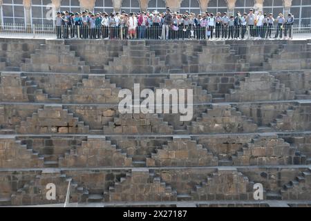 Abhaneri, Rajasthan, Stati Uniti. 14 marzo 2024. Il Chand Baori si trova nel villaggio di Abhaneri, nello stato del Rajasthan, in India. 15 marzo 2024. Uno dei più grandi pozzi di gradini del mondo, fu costruito nel IX secolo d.C. da re Chanda. È stato costruito per conservare l'acqua e fornire sollievo dal calore. Più di 3.500 gradini scendono su 13 livelli o circa 30 metri (Credit Image: © Mark Hertzberg/ZUMA Press Wire) SOLO PER USO EDITORIALE! Non per USO commerciale! Foto Stock