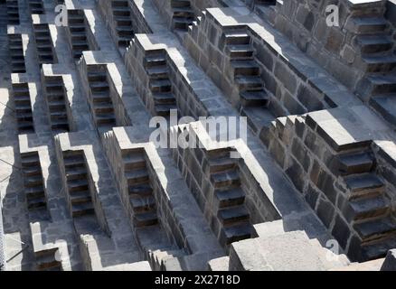 Abhaneri, Rajasthan, Stati Uniti. 14 marzo 2024. Il Chand Baori si trova nel villaggio di Abhaneri, nello stato del Rajasthan, in India. 15 marzo 2024. Uno dei più grandi pozzi di gradini del mondo, fu costruito nel IX secolo d.C. da re Chanda. È stato costruito per conservare l'acqua e fornire sollievo dal calore. Più di 3.500 gradini scendono su 13 livelli o circa 30 metri (Credit Image: © Mark Hertzberg/ZUMA Press Wire) SOLO PER USO EDITORIALE! Non per USO commerciale! Foto Stock