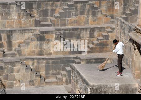 Abhaneri, Rajasthan, Stati Uniti. 14 marzo 2024. Il Chand Baori si trova nel villaggio di Abhaneri, nello stato del Rajasthan, in India. 15 marzo 2024. Uno dei più grandi pozzi di gradini del mondo, fu costruito nel IX secolo d.C. da re Chanda. È stato costruito per conservare l'acqua e fornire sollievo dal calore. Più di 3.500 gradini scendono su 13 livelli o circa 30 metri (Credit Image: © Mark Hertzberg/ZUMA Press Wire) SOLO PER USO EDITORIALE! Non per USO commerciale! Foto Stock