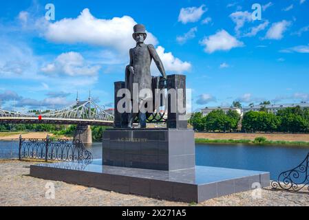 TVER, RUSSIA - 15 LUGLIO 2022: Monumento al poeta A.S. Pushkin sulle rive del fiume Volga. Tver, Russia Foto Stock