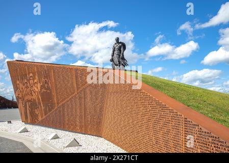 RZHEV, RUSSIA - 15 LUGLIO 2022: Frammento di un complesso commemorativo nelle vicinanze di Rzhev, Russia Foto Stock