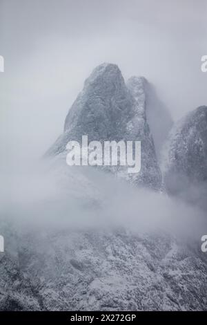 Il monte Romsdalshorn, 1550 m, coperto di nebbia mistica, nella valle Romsdalen, Rauma kommune, Møre og Romsdal, Norvegia, Scandinavia. Foto Stock