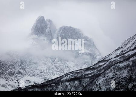 Il monte Romsdalshorn, 1550 m, coperto di nebbia mistica, nella valle Romsdalen, Rauma kommune, Møre og Romsdal, Norvegia, Scandinavia. Foto Stock