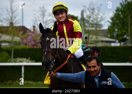 Newbury, Regno Unito. 20 aprile 2024. Folgaria, guidata da Hollie Doyle, torna nella recinzione dei vincitori dopo aver vinto il Dubai Duty Free Stakes 2,05 all'ippodromo di Newbury, Regno Unito. Crediti: Paul Blake/Alamy Live News. Foto Stock