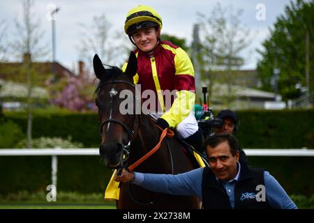 Newbury, Regno Unito. 20 aprile 2024. Folgaria, guidata da Hollie Doyle, torna nella recinzione dei vincitori dopo aver vinto il Dubai Duty Free Stakes 2,05 all'ippodromo di Newbury, Regno Unito. Crediti: Paul Blake/Alamy Live News. Foto Stock