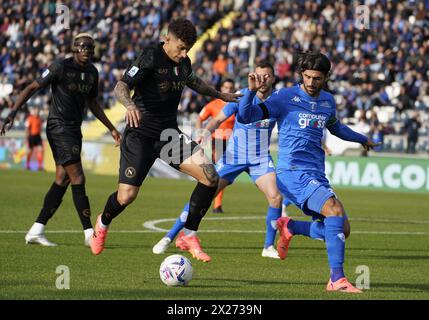 Firenze, Italia. 20 aprile 2024. Giovanni di Lorenzo del Napoli lotta per il pallone con Sebastiano Luperto durante la partita di calcio di serie A tra Empoli e Napoli allo Stadio Empoli di Empoli (FI), centro Italia - sabato 6 aprile 2024. Sport - calcio (foto di Marco Bucco/la Presse) credito: LaPresse/Alamy Live News Foto Stock