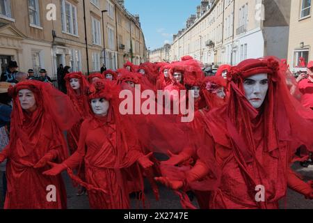 Bath, Inghilterra, Regno Unito. 20 aprile 2024. In una potente dimostrazione di solidarietà per l'ambiente, città di tutto il mondo, tra cui Bath, UK, Boston, Sydney, Goteborg e Lisbona ospitano processioni funebri per la natura. La più grande assemblea di Red Rebels, oltre 400 persone vestite con abiti rossi distintivi, si riuniscono a Bath. (Credit Image: © Joao Daniel Pereira/ZUMA Press Wire) SOLO PER USO EDITORIALE! Non per USO commerciale! Foto Stock