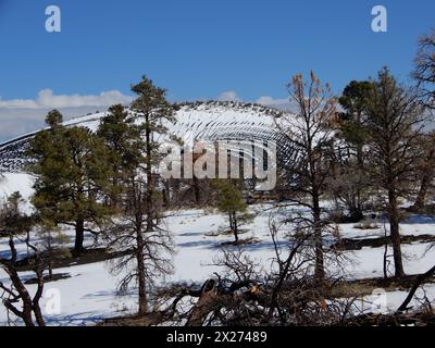 Flagstaff, Arizona. STATI UNITI 3/20/2024. Sunset Crater Volcano National Monument. Questo cono di cenere alto 1.120 metri eruttò intorno al 1085 d.C. lasciando lava Foto Stock