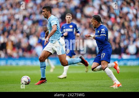 Rodri (a sinistra) del Manchester City e Malo gusto del Chelsea si battono per il pallone durante la semifinale della Emirates fa Cup allo stadio di Wembley, Londra. Data foto: Sabato 20 aprile 2024. Foto Stock