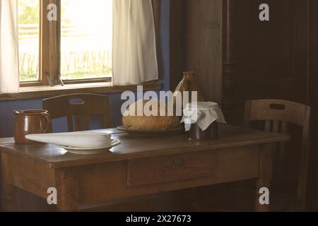SIERPC, POLONIA - 25 agosto 2017: Un tradizionale ambiente rustico di un tavolo da cucina all'interno di una casa tradizionale in Polonia. Foto Stock