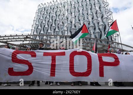 Londra, Regno Unito. 20 aprile 2024. I sostenitori della Palestina si riuniscono al di fuori dell'ambasciata degli Stati Uniti come parte di un picchetto proposto nel 24/7, chiedendo agli Stati Uniti di smettere di armare la guerra di Israele a Gaza e chiedendo un cessate il fuoco immediato. Gli Stati Uniti sono il più grande fornitore di armi e sostegno finanziario di Israele e la scorsa settimana sono stati gli unici membri a porre il veto a una risoluzione del Consiglio di sicurezza delle Nazioni Unite che potrebbe aver favorito l'obiettivo della Palestina di riconoscere lo stato. Crediti: Ron Fassbender/Alamy Live News Foto Stock