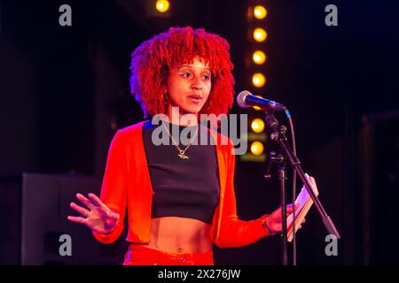 Kings Heath, Birmingham, Regno Unito. 20 aprile 2024. Nicole Samuels si esibisce come parte del SUONO NERO, DELLA CANZONE E del SOMA. DEEPING IT: Un'ESPERIENZA DAL VIVO al Heath Bookshop Literature and Music Festival, Kings Heath, Birmingham, Regno Unito Credit: Peter Lopeman/Alamy Live News Foto Stock