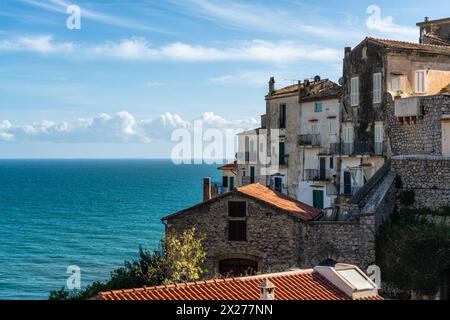 Splendida vista nel tardo pomeriggio nel villaggio di Sperlonga, regione Lazio d'Italia. Foto Stock