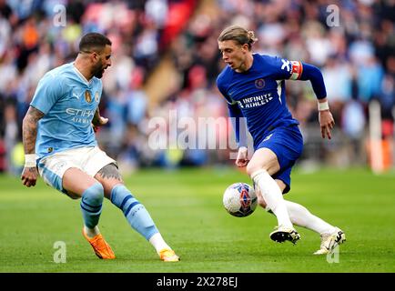 Kyle Walker (a sinistra) del Manchester City e Conor Gallagher del Chelsea si battono per il pallone durante la semifinale della Emirates fa Cup al Wembley Stadium di Londra. Data foto: Sabato 20 aprile 2024. Foto Stock